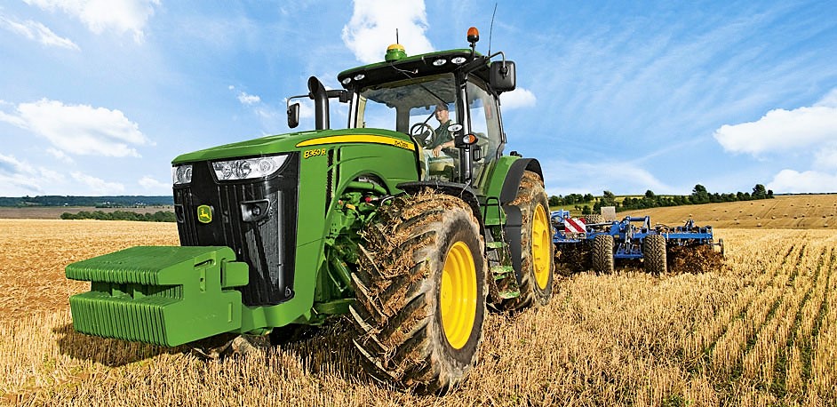 Vehiculos agricolas en el campo, distribuidor de gasóleo B